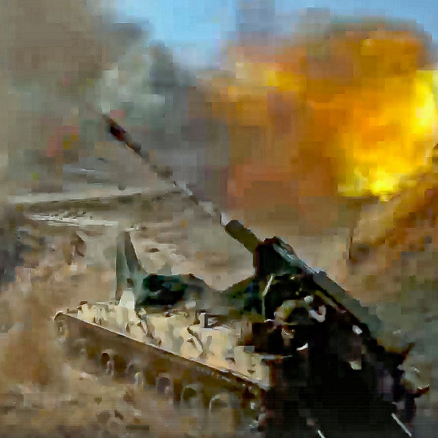 Auf diesem vom Pressedienst des russischen Verteidigungsministeriums veröffentlichten Foto feuert eine russische 152-mm-Selbstfahrlafette Giatsint-S auf eine ukrainische Stellung an einem ungenannten Ort. © Uncredited/Russian Defense Ministry Press Service/AP/dpa 
