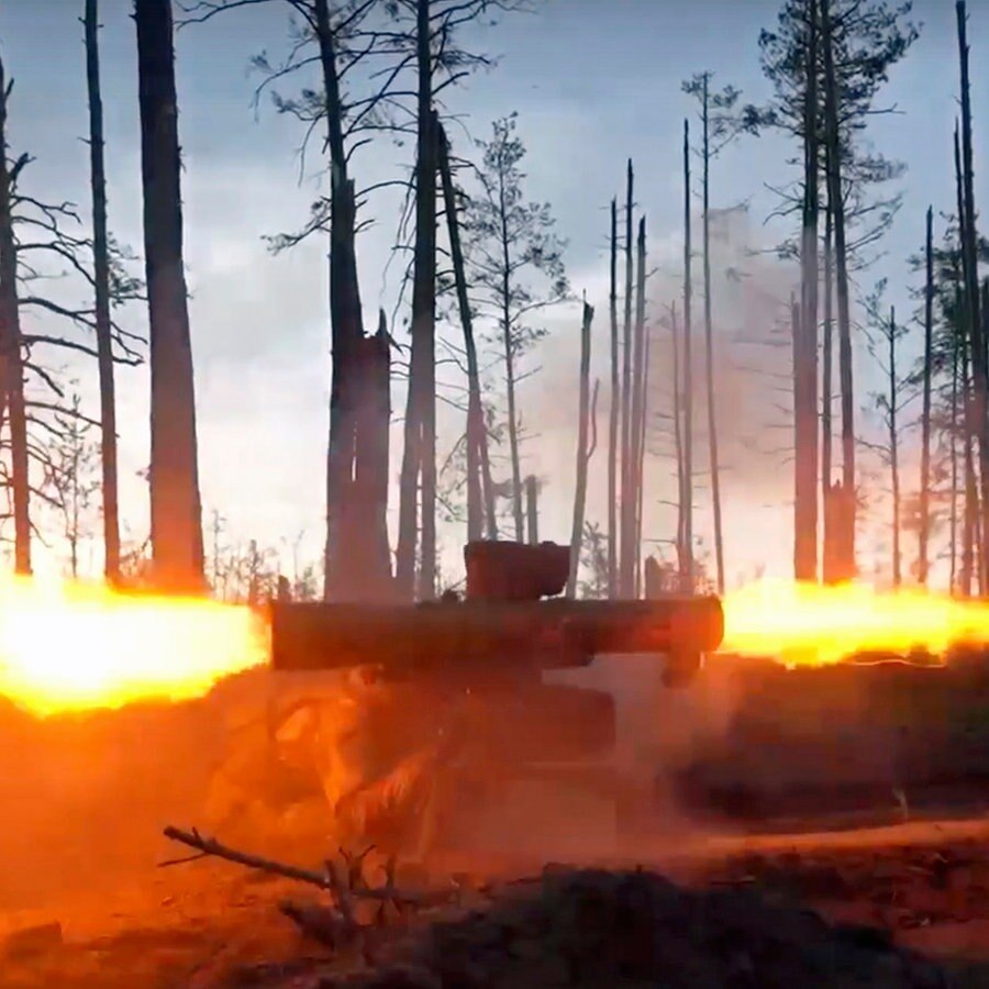 Auf diesem vom Pressedienst des russischen Verteidigungsministeriums via AP veröffentlichten Foto feuert ein Soldat der russischen Armee ein Fagot-Panzerabwehrraketensystem (AT-4 Spigot) auf eine ukrainische Stellung an einem nicht genannten Ort. © Uncredited/Rusian Defense Ministry Press Service/AP/dpa 