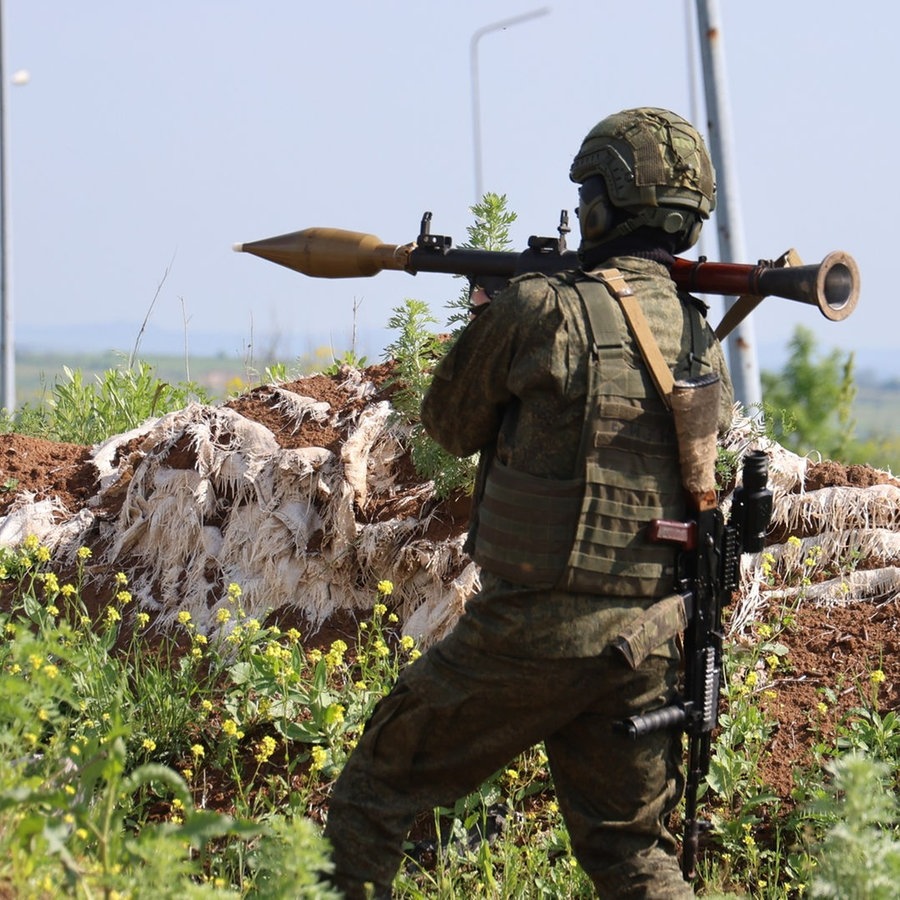 Ein russischer Soldat beim Einsatz an der Verteidigungslinie in der Nähe des Industriegebietes von Avdeyevka (DIESES FOTO WIRD VON DER RUSSISCHEN STAATSAGENTUR TASS ZUR VERFÜGUNG GESTELLT. [RUSSIA, DONETSK PEOPLE'S REPUBLIC ) © picture alliance/dpa/TASS | Foto: Valentin Sprinchak