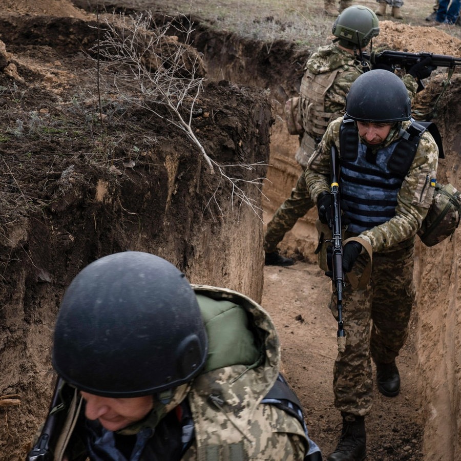 Ukrainische Soldaten der Brigade 63 laufen durch einen Schützengraben. © picture alliance/dpa/SOPA Images via ZUMA Press Wire Foto: Ashley Chan