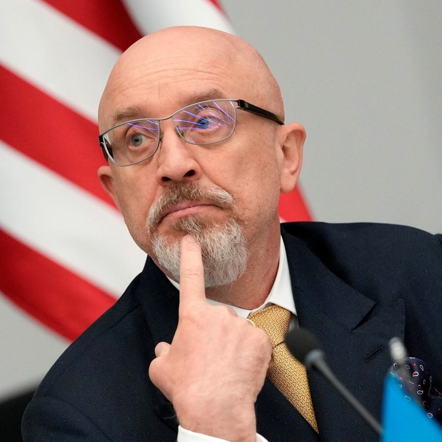 Olexij Resnikow, Verteidigungsminister der Ukraine, hört zu bei einem Treffen der Nato-Verteidigungsminister und Treffen der US-geführten Kontaktgruppe zur Koordinierung von Militärhilfe für die Ukraine. © picture alliance/dpa/AP | Virginia Mayo Foto: Virginia Mayo