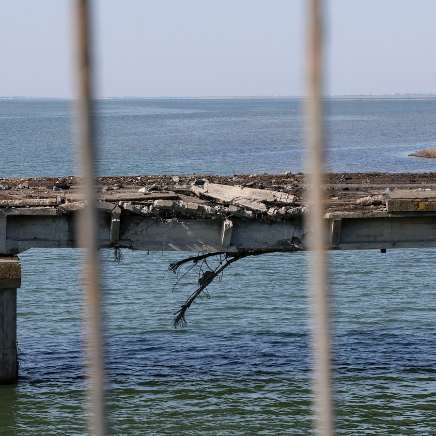 Ein von der russischen Staatsagentur TASS zur Vefügung gestelltes Foto zeigt die angeblich von der Ukraine beschädigte Tschonhar-Brücke, die zur Krim führt. © picture alliance/dpa/TASS Foto: Alexander Polegenko