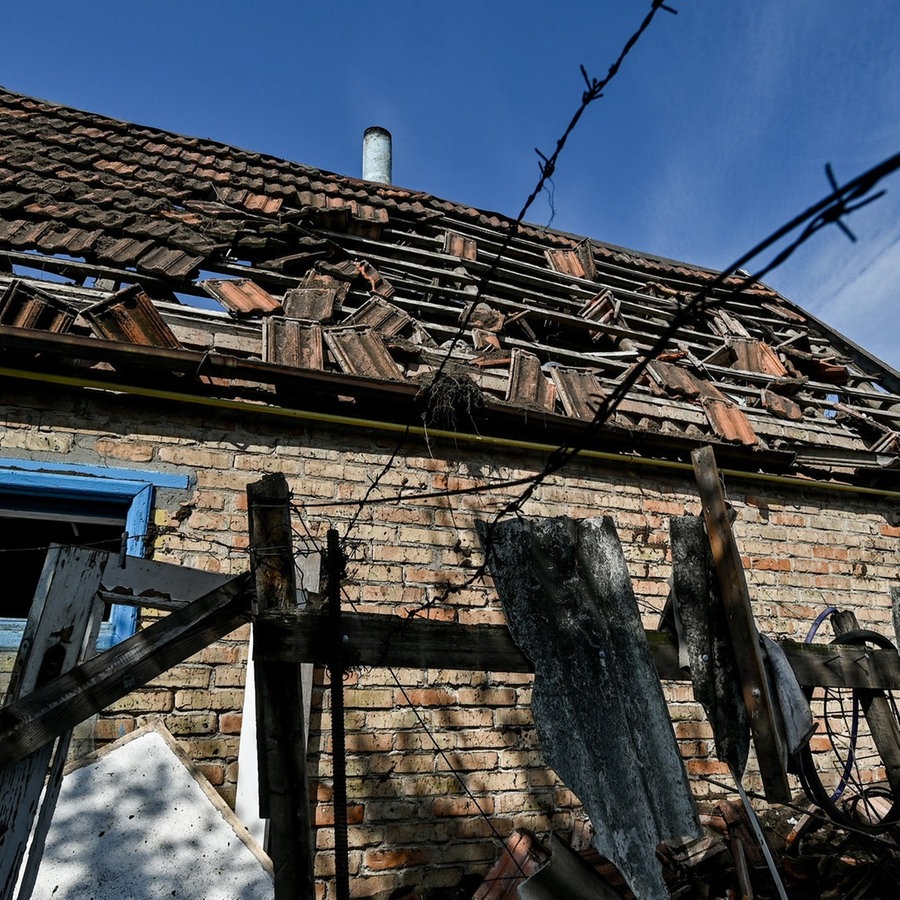 Ein durch russischen Beschuss beschädigtes Wohnhaus im ukrainischen Ort Kushuhum. © picture alliance / Photoshot | - 