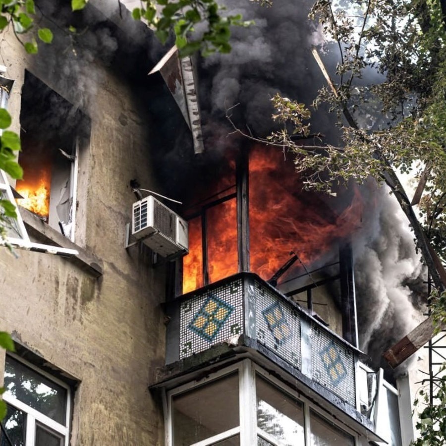 Ein durch russischen Beschuss beschädigtes Wohnhaus in der Ukraine © picture alliance / AA | State Emergency Service of Ukraine / Handout 
