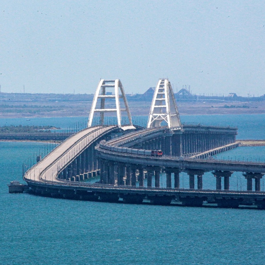 Ein Güterzug fährt über die Eisenbahnverbindung der Krim-Brücke, die das russische Festland und die Halbinsel Krim über die Straße von Kertsch verbindet. © picture alliance/dpa/AP | 