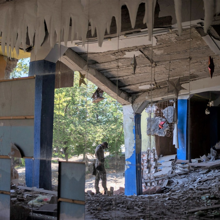 Ein durch einen russischen Angriff zerstörter Tanzsaal in einem ukrainischen Dorf. © picture alliance / abaca | Smoliyenko Dmytro/Ukrinform/ABACA 