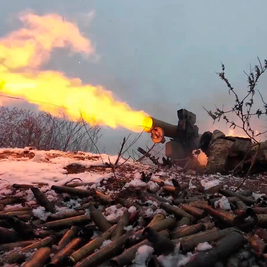 Auf diesem vom Pressedienst des russischen Verteidigungsministeriums via AP veröffentlichten Bild, feuert ein russischer Soldat eine drahtgesteuerte Panzerabwehrrakete 9M113 Konkurs an einem ungenannten Ort ab © Uncredited/Russian Defense Ministry Press /AP/dpa 
