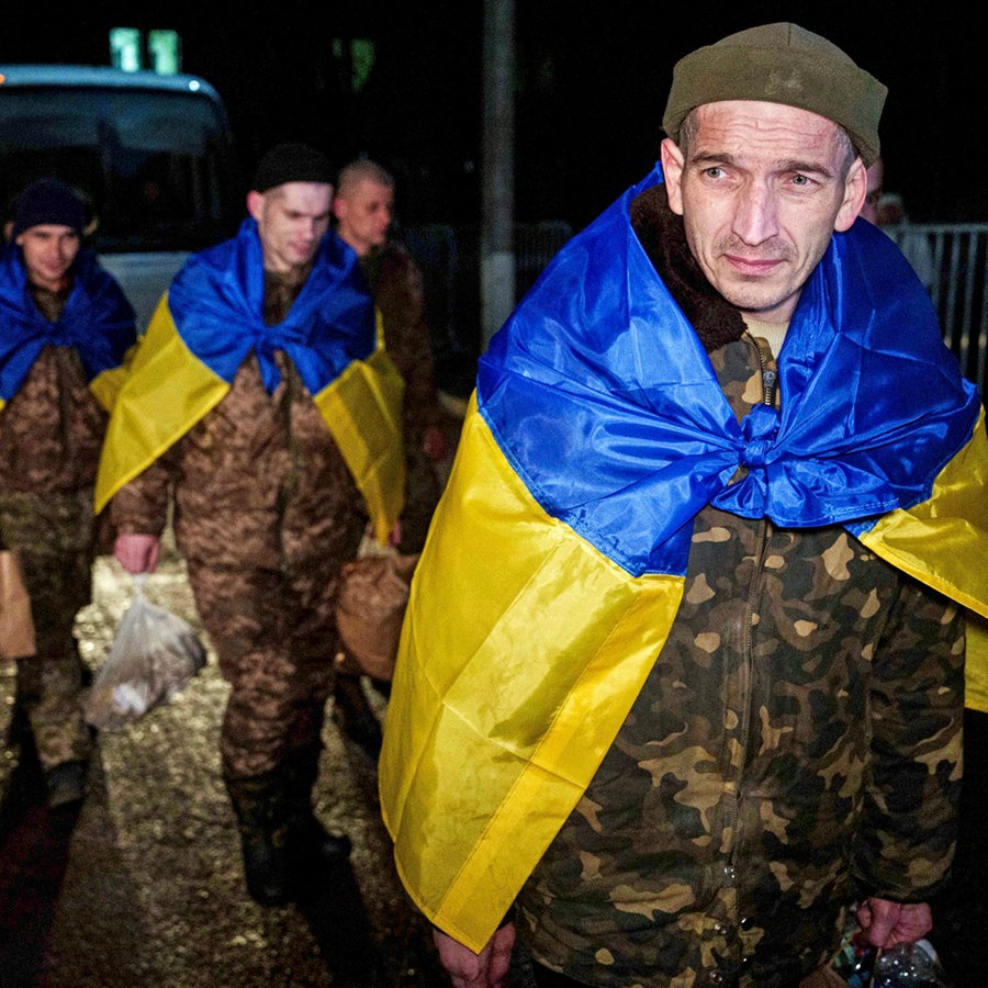 Ukrainische Soldaten nach ihrer Rückkehr aus der Gefangenschaft während eines Kriegsgefangenenaustauschs zwischen Russland und der Ukraine. © AP/dpa Foto: Evgeniy Maloletka