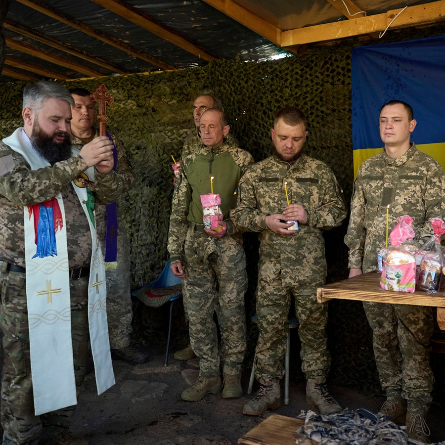 Ukrainische Soldaten der 93. Kholodnyi Yar Separate Mechanisierte Brigade der Ukraine nehmen an einem Ostergottesdienst in ihrer Stellung in der Region Donezk teil. © Ukrainian 93rd Mechanized brigade/AP/dpa Foto: Mykola Oliinyk
