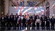 Viele europäische Statts- und Regierungschefs treffen sich im Rahmen des Gipfels der sogenannten "Koalition der Willigen" im Elysee-Palast in Paris, um die Ukraine weiterhin zu unterstützen. © POOL AFP/AP/dpa Foto: Ludovic Marin