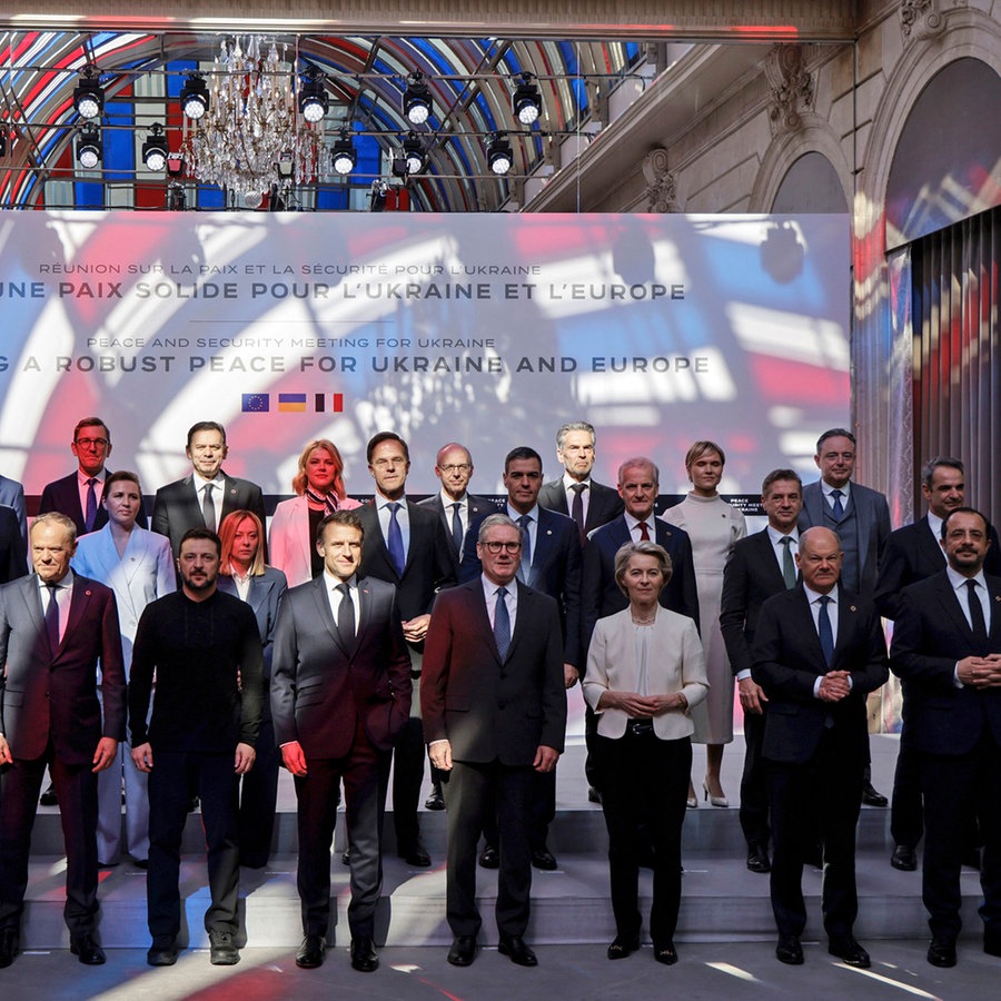 Viele europäische Statts- und Regierungschefs treffen sich im Rahmen des Gipfels der sogenannten "Koalition der Willigen" im Elysee-Palast in Paris, um die Ukraine weiterhin zu unterstützen. © POOL AFP/AP/dpa Foto: Ludovic Marin