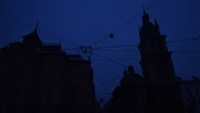 Eine Straße in Lviv liegt nach einem Blackout im Dunkeln © picture alliance / AA | Pavlo Palamarchuk Foto: Pavlo Palamarchuk
