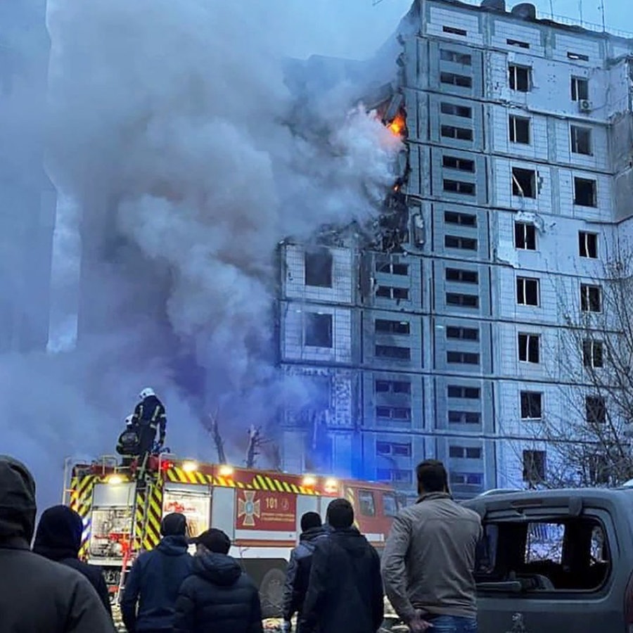 Feuerwehrleute löschen einen Brand nach einem russischen Angriff auf ein Wohnhaus in der Stadt Uman, 200 Kilometer südlich von Kiew. © picture alliance/dpa/National Police of Ukraine | --- Foto: National Police of Ukraine