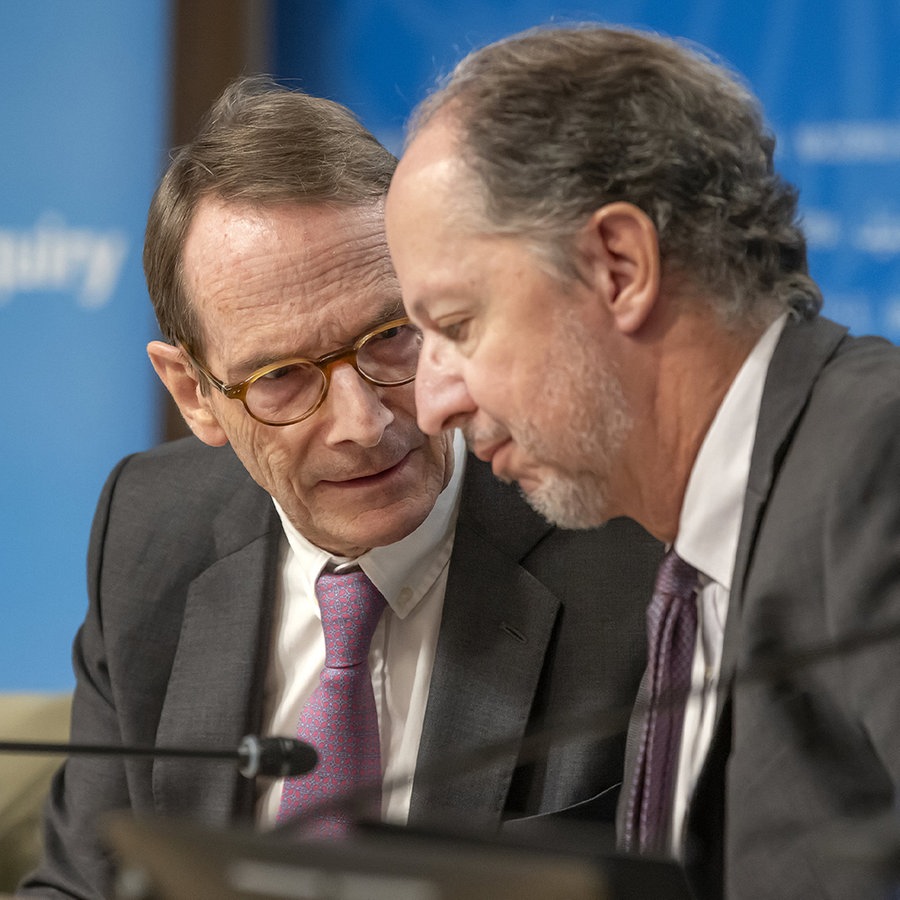 Erik Mose (l), Vorsitzender der Unabhängigen Internationalen Untersuchungskommission zur Ukraine, und Pablo de Greiff, Kommissar der Unabhängigen Internationalen Untersuchungskommission zur Ukraine, sprechen über die Veröffentlichung des umfassenden Berichts der Unabhängigen Internationalen Untersuchungskommission der Vereinten Nationen zur Ukraine an den Menschenrechtsrat während einer Pressekonferenz am europäischen Hauptsitz der Vereinten Nationen. © dpa-Bildfunk Foto: Magali Girardin