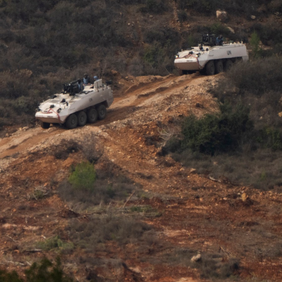 Ein Konvoi gepanzerter Fahrzeuge der Friedenstruppen der Vereinten Nationen im Libanon (UNIFIL) fährt von Nordisrael aus gesehen auf ein Gebiet entlang der israelisch-libanesischen Grenze. © AP Foto: Leo Correa