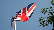 Der "Union Jack" weht im Wind. © NDR Foto: Claudia Timmann