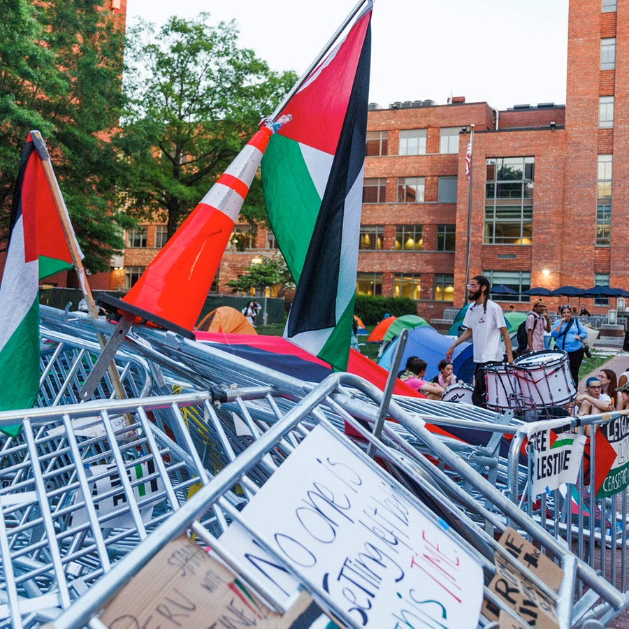 Menschen versammeln sich bei einem propalästinensischen Lager auf dem Campus der George Washington University. © XinHua/dpa Foto: Aaron Schwartz