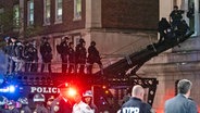 Mit einem taktischen Fahrzeug dringt die New Yorker Polizei in das obere Stockwerk der Hamilton Hall auf dem Campus der Columbia University in New York ein, nachdem das Gebäude von Demonstranten besetzt worden war. © AP/dpa Foto: Craig Ruttle