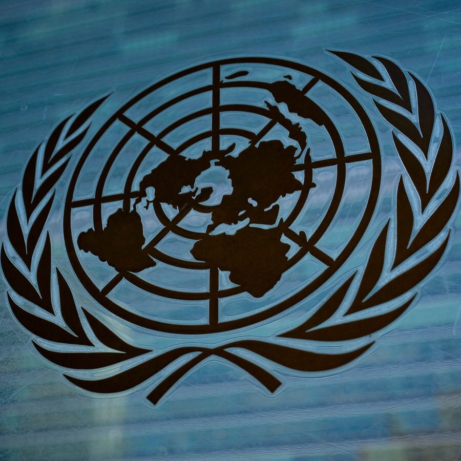 Blick auf das Logo der Vereinten Nationen am UN-Hauptquartier während einer Dringlichkeitssitzung der UN-Generalversammlung. © AP/dpa Foto: John Minchillo