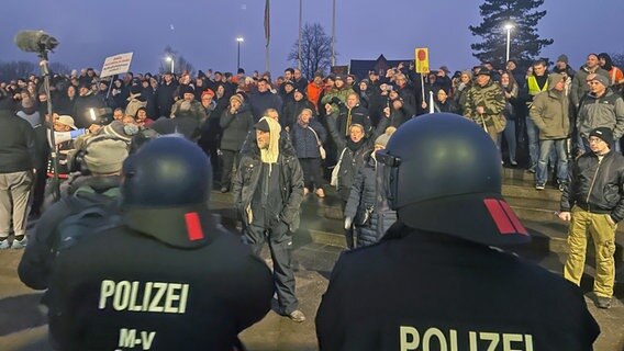 Polizisten sind bei einer tumultartigen Versammlung vor dem Sitzungsgebäude des Kreistages gegen die Einrichtung einer Flüchtlingsunterkunft in Grevesmühlenim (Mecklenburg-Vorpommern) im Einsatz. © dpa/Ostsee-Zeitung Foto: Malte Behnk