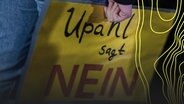Ein Plakt mit den Worten "Upahl sagt nein" wird von einer Person gehalten. © picture alliance Foto: Jens Büttner