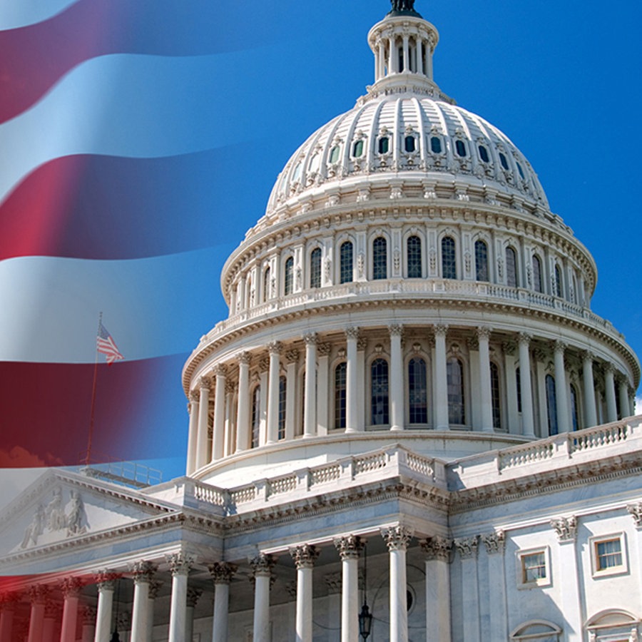 Die USA-Flagge weht vor dem Kapitol in Washington (Bildmontage). © Fotolia.com Foto: awenart, Rob Hill