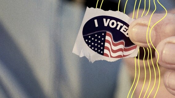 Ein Sticker mit der Aufschrift "I Voted" wird nach der Stimmabgabe in den USA präsentiert. © picture alliance Foto: Douglas R. Clifford