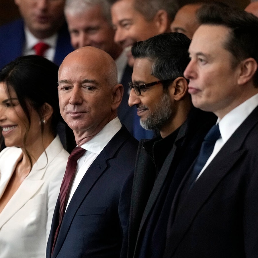 Mark Zuckerberg, Jeff Bezos, Sundar Pichai and Elon Musk bei der Amtseinführung von Donald Trump. © picture alliance 