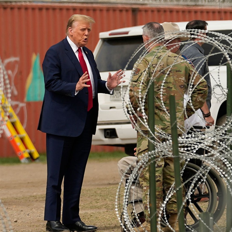 US-Politiker Donald Trump an der Grenze © picture alliance / ASSOCIATED PRESS Foto: Eric Gay