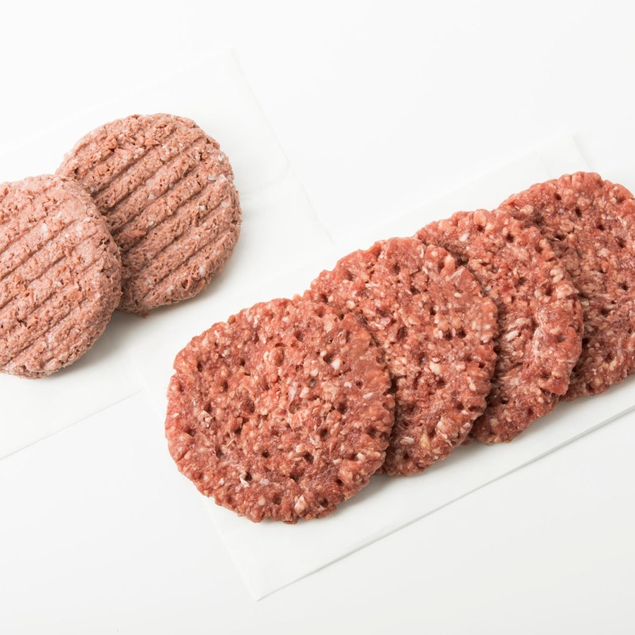 Vegane Burger Patties und Rindfleisch im Vergleich. © picture alliance Foto: Roman Maerzinger