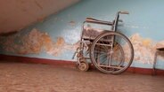 Ein verrosteter Kinderrollstuhl in einem Krankenhaus in Eritrea. © picture alliance Foto: Ute Grabowsky