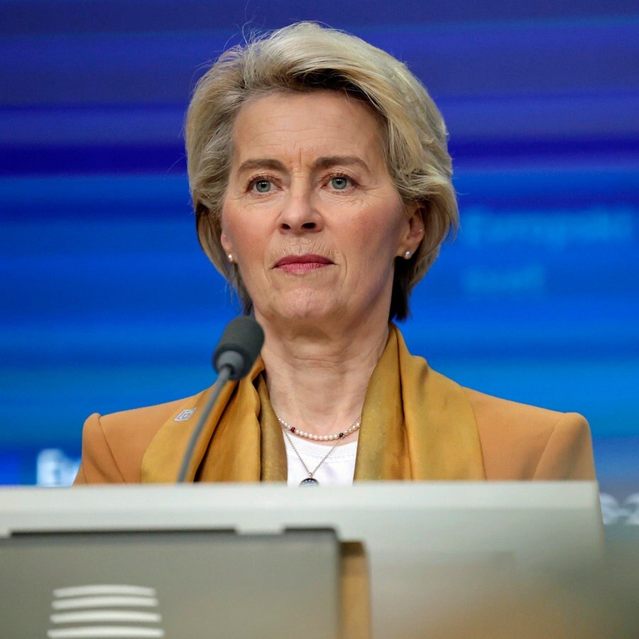 Die Präsidentin der Europäischen Kommission, Ursula von der Leyen, spricht auf einer Medienkonferenz während des EU-Gipfels in Brüssel. © AP/dpa Foto: Olivier Matthys