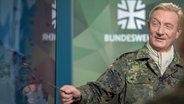 Generalleutnant Jürgen-Joachim von Sandrart, Leiter des NATO Multinationalcorps Northwest im Baltikum, zeigt mit einem Stab auf eine Landkarte. © Bundeswehr/Tom Twardy 