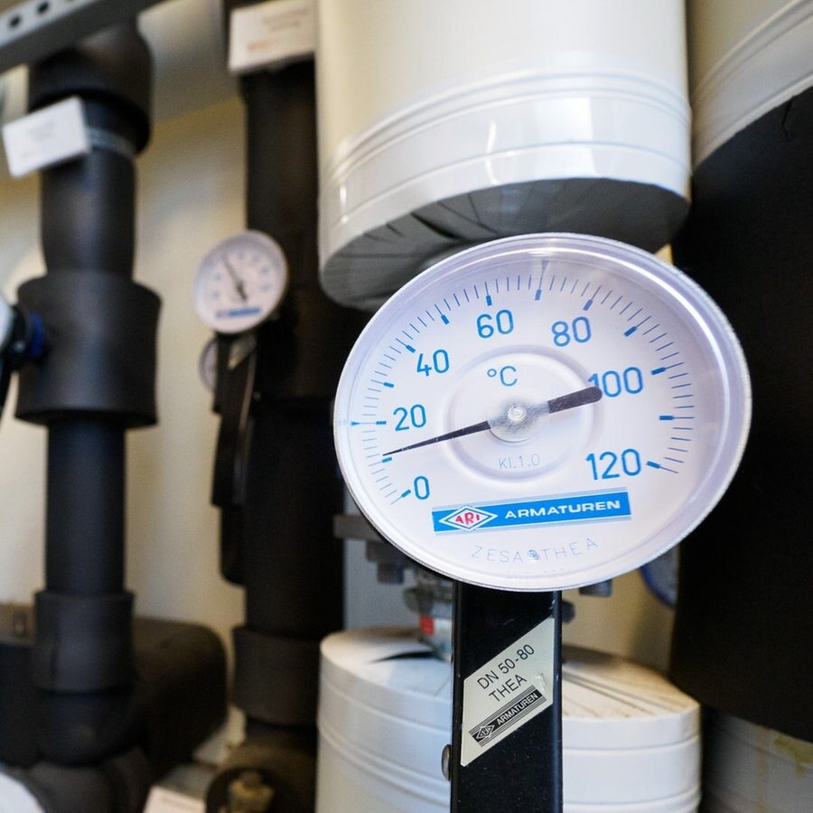 Wärmepumpen-Anlage mit Rohren und Thermostat-Anzeige in einem Heizungsraum © picture alliance/dpa | Soeren Stache Foto: Soeren Stache