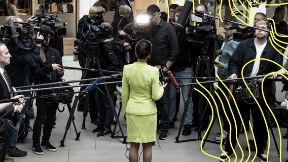 Sahra Wagenknecht steht vor Kameras nach einer Pressekonferenz zur Vorstellung des neuen Bündnis Sahra Wagenknecht - für Vernunft und Gerechtigkeit in der Bundespressekonferenz in Berlin am 23. Oktober 2023. © Imago Images Foto: Emmanuele Contini