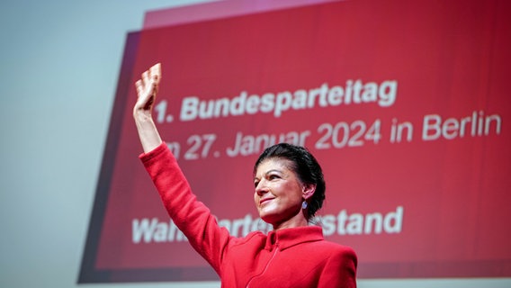 Die Parteivorsitzende, Sahra Wagenknecht, winkt beim ersten Parteitag der neuen Wagenknecht-Partei "Bündnis Sahra Wagenknecht - für Vernunft und Gerechtigkeit" in Berlin. © dpa Foto: Kay Nietfeld