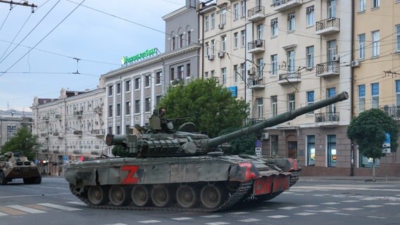 Ein Panzer der Wagner-Gruppe verlässt die russische Stadt Rostov. © picture alliance Foto: Erik Romanenko