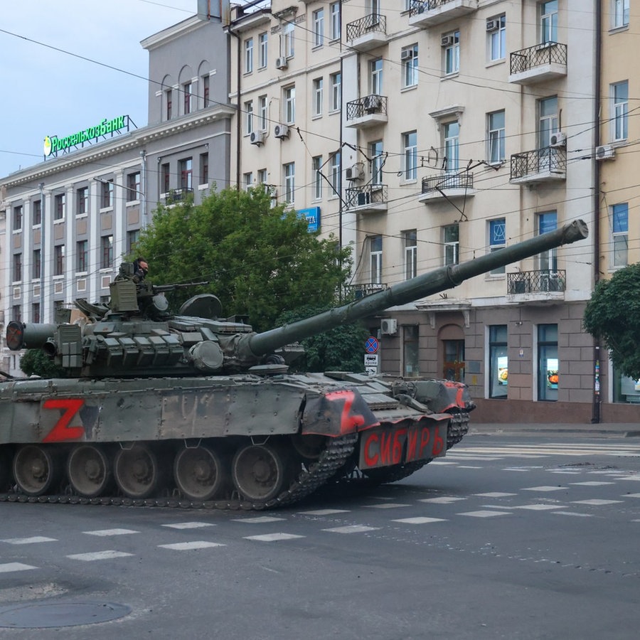 Ein Panzer der Wagner-Gruppe verlässt die russische Stadt Rostov. © picture alliance Foto: Erik Romanenko