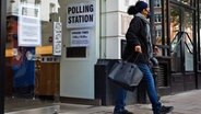 Eine Frau verlässt ein Wahllokal in London. © SOPA Images via ZUMA Press Wire/dpa Foto: Tejas Sandhu