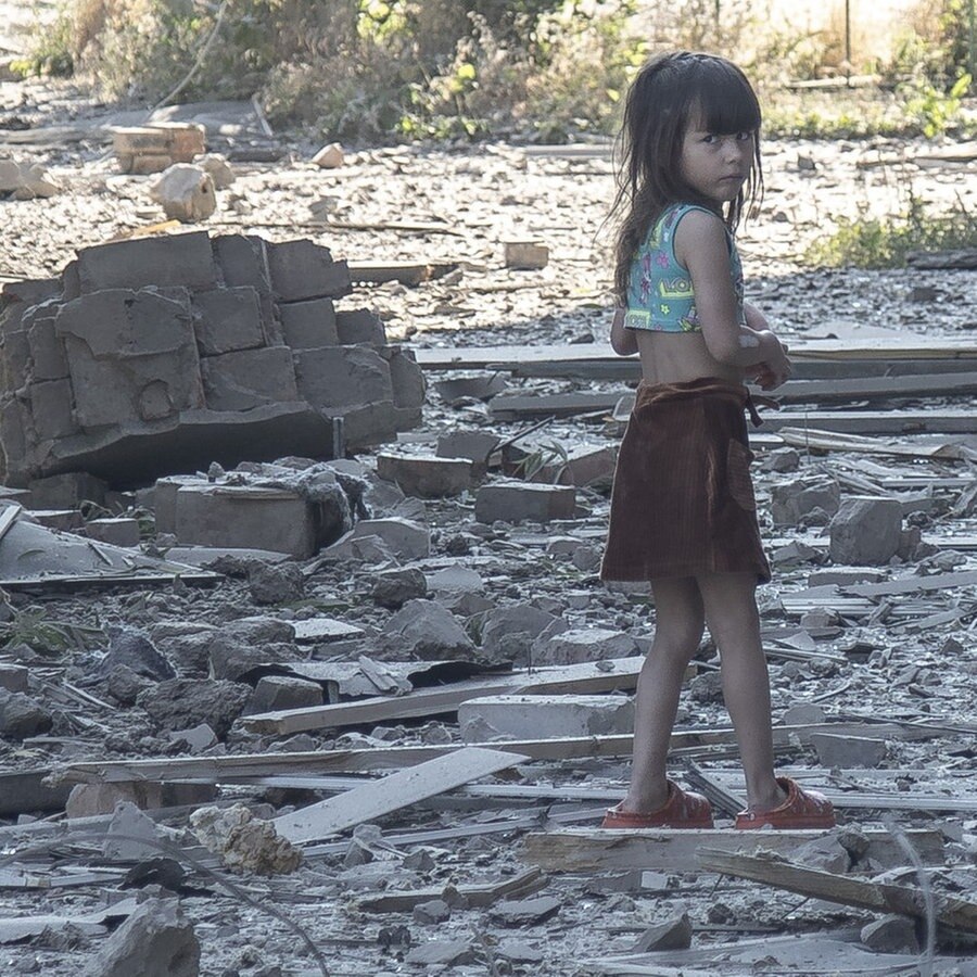 Kind nach einer Raketenexplosion in Bakhmut in der Ukraine. © picture alliance Foto: Narciso Contreras