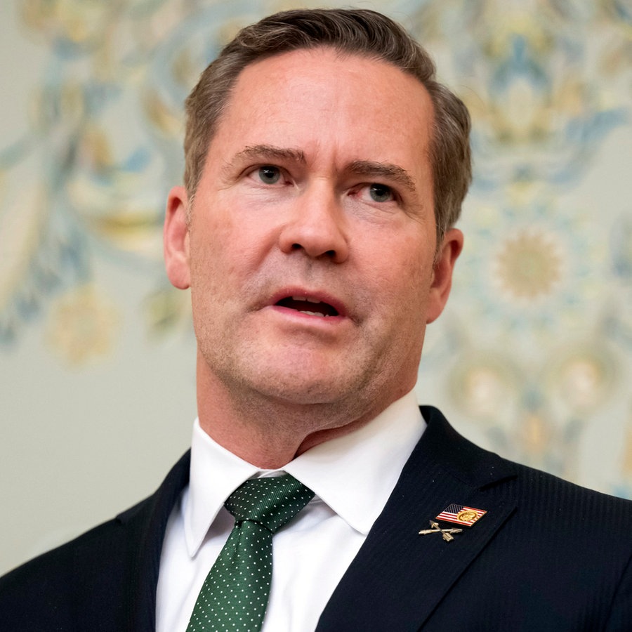Der nationale Sicherheitsberater der USA, Mike Waltz, spricht nach einem Treffen mit einer ukrainischen Delegation mit den Medien in  Dschidda (Saudi-Arabien). © Pool AFP/dpa Foto: Saul Loeb