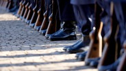 Soldaten der Bundeswehr stehen in
Reih und Glied während eines Staatsbesuchs in Bonn im November 2023. © picture alliance Foto: Christoph Hardt