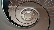 Ein Treppenhaus von unten gesehen. © imageBROKER Foto: Helmut Meyer zur Capellen