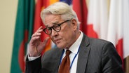 Der UN-Sonderkoordinator für den Friedensprozess im Nahen Osten, Tor Wennesland, spricht mit Journalisten nach einer Sitzung des Sicherheitsrates im Hauptquartier der Vereinten Nationen in New York (USA). © AP/dpa Foto: Seth Wenig
