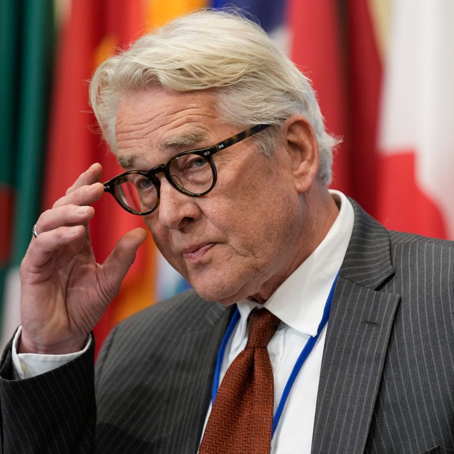 Der UN-Sonderkoordinator für den Friedensprozess im Nahen Osten, Tor Wennesland, spricht mit Journalisten nach einer Sitzung des Sicherheitsrates im Hauptquartier der Vereinten Nationen in New York (USA). © AP/dpa Foto: Seth Wenig