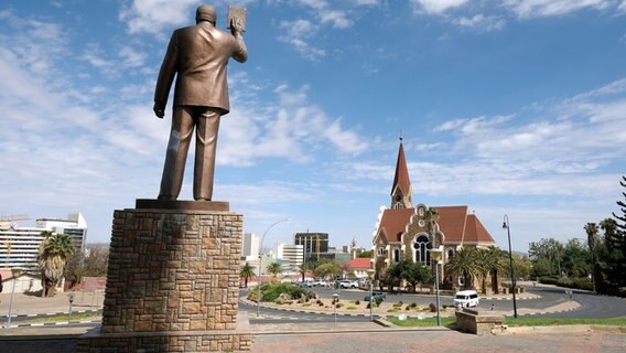 Vor dem Unabhängigkeits-Gedenkmuseum und der Christuskirche in Windhoek steht die Statue von Gründungspräsident Sam Nujoma. © picture alliance/dpa | Oliver Berg Foto: Oliver Berg