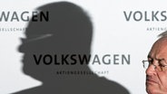 Martin Winterkorn, damaliger Vorstandsvorsitzender der Volkswagen AG, sitzt bei der Jahrespressekonferenz von VW in Wolfsburg. © dpa - Bildfunk Foto: Julian Stratenschulte/dpa