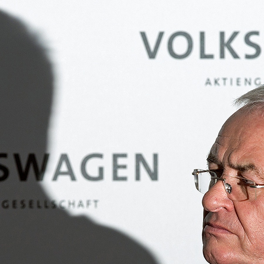 Martin Winterkorn, damaliger Vorstandsvorsitzender der Volkswagen AG, sitzt bei der Jahrespressekonferenz von VW in Wolfsburg. © dpa - Bildfunk Foto: Julian Stratenschulte/dpa