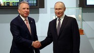 Der russische Präsident Wladimir Putin (rechts) und der Sondergesandte von US-Präsident Trump, Steve Witkoff (links), geben sich die Hand. © Pool Sputnik Kremlin/AP/dpa Foto: Gavriil Grigorov