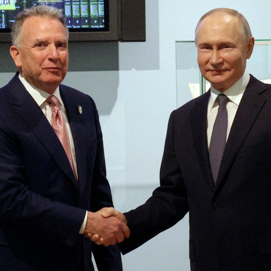 Der russische Präsident Wladimir Putin (rechts) und der Sondergesandte von US-Präsident Trump, Steve Witkoff (links), geben sich die Hand. © Pool Sputnik Kremlin/AP/dpa Foto: Gavriil Grigorov